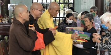 Chùa Tam Bảo tặng quà đến bà con nghèo