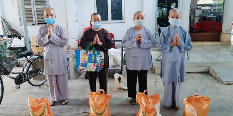 Đồng Nai: Chùa Tam Bảo tặng quà hỗ trợ người dân trong mùa dịch Covid