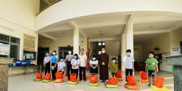 Chùa Tam Bảo tặng quà đến bà con trong dịp Xuân Nhâm Dần