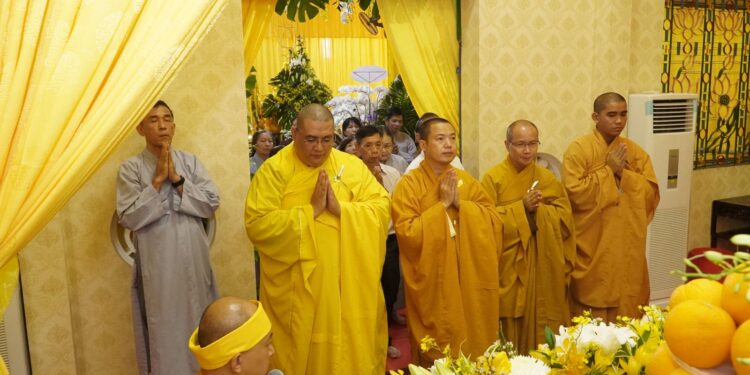 Ban Thông tin Truyền thông PG tỉnh Đồng Nai trang nghiêm dâng hương và đảnh lễ Giác linh HT. Thích Giác Quang.
