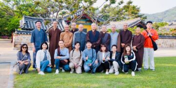 Phái đoàn hoằng pháp đến tham quan Viện Bảo tàng Gimhae