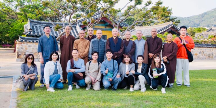 Phái đoàn hoằng pháp đến tham quan Viện Bảo tàng Gimhae