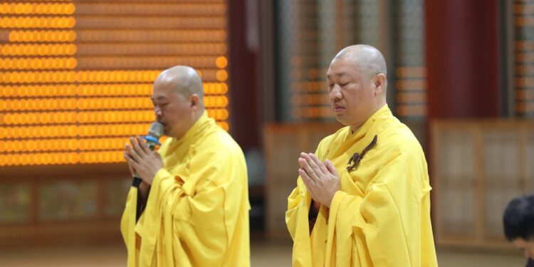 Khoá lễ toạ thiền và sám hối Hồng danh trong ngày đầu tu học – Khoá tu học Phật Pháp lần thứ 12 tại Hàn Quốc