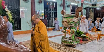 Chùa Tam Bảo tụng kinh A Di Đà cầu siêu, hồi hướng công đức cho chư Hương linh Thủy táng